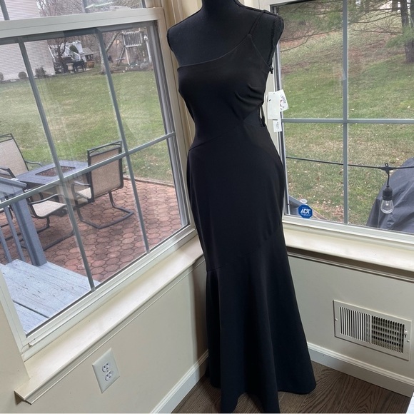 AQUA
Scuba Crepe One-Shoulder Dress - 100% Exclusive Black Size 4 form fitting - Picture 10 of 12